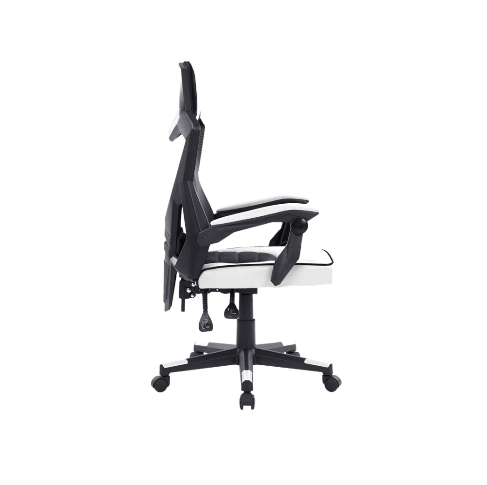 Una silla gaming en blanco y negro, vista de lado sobre un fondo negro.