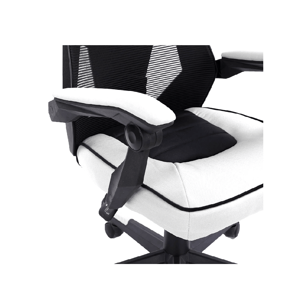 Primer plano de una silla de oficina ergonómica blanca y negra, con reposabrazos ajustables.