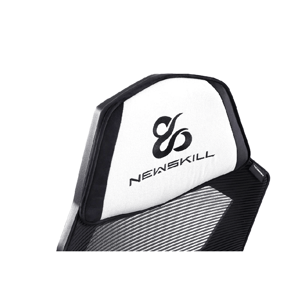 Primer plano del reposacabezas de una silla gaming. Tejido blanco con detalles negros y logo Newskill.