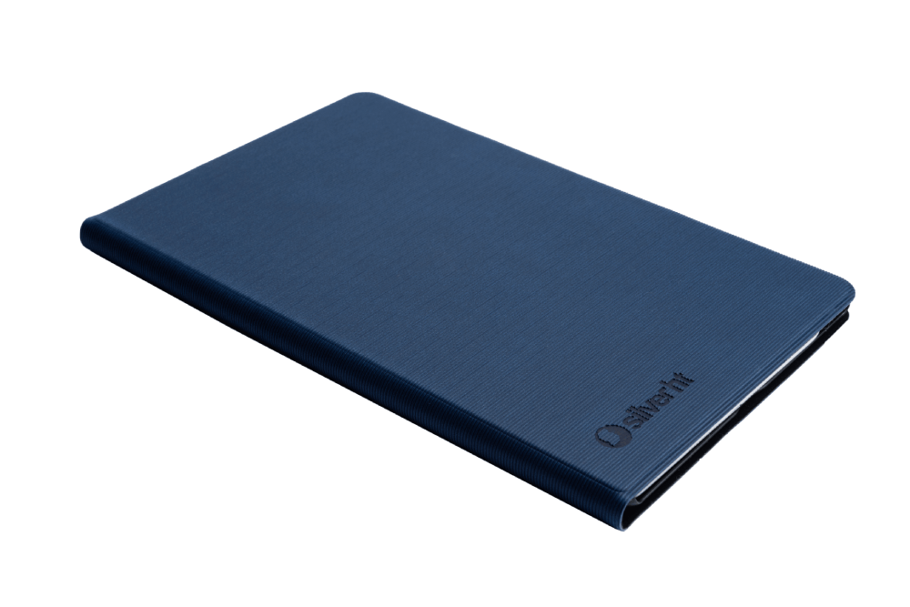 Una funda azul, similar al cuero, con el logotipo de silverfit.