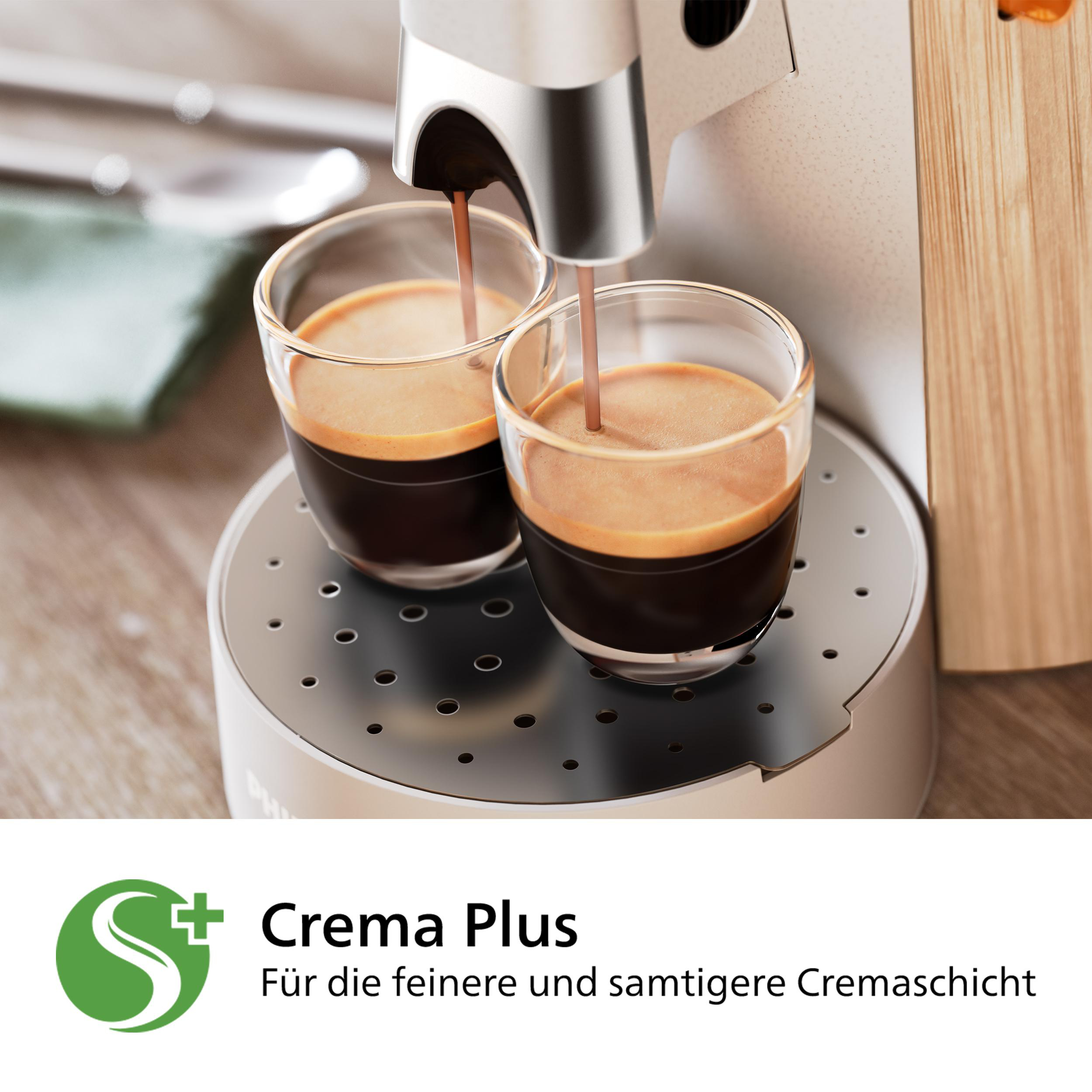 Eine Kaffeemaschine bereitet Espresso für zwei Gläser zu.