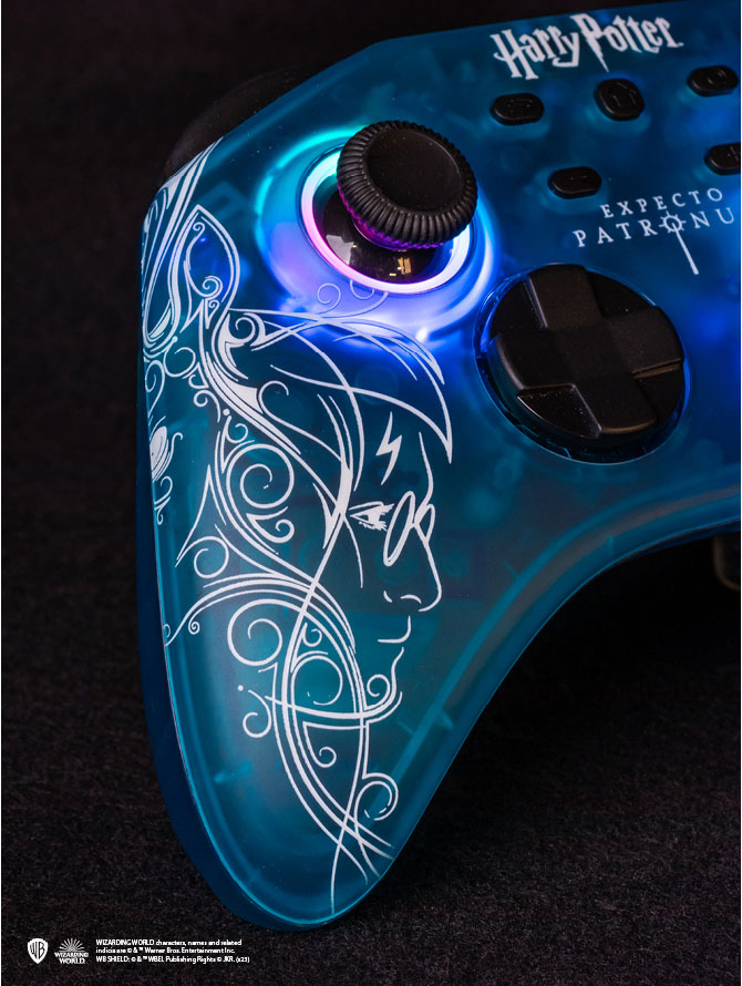 Harry Potter Gamecontroller, blau mit weißen Designs. Harrys Gesicht und das Wort 'Expecto Patronum'.