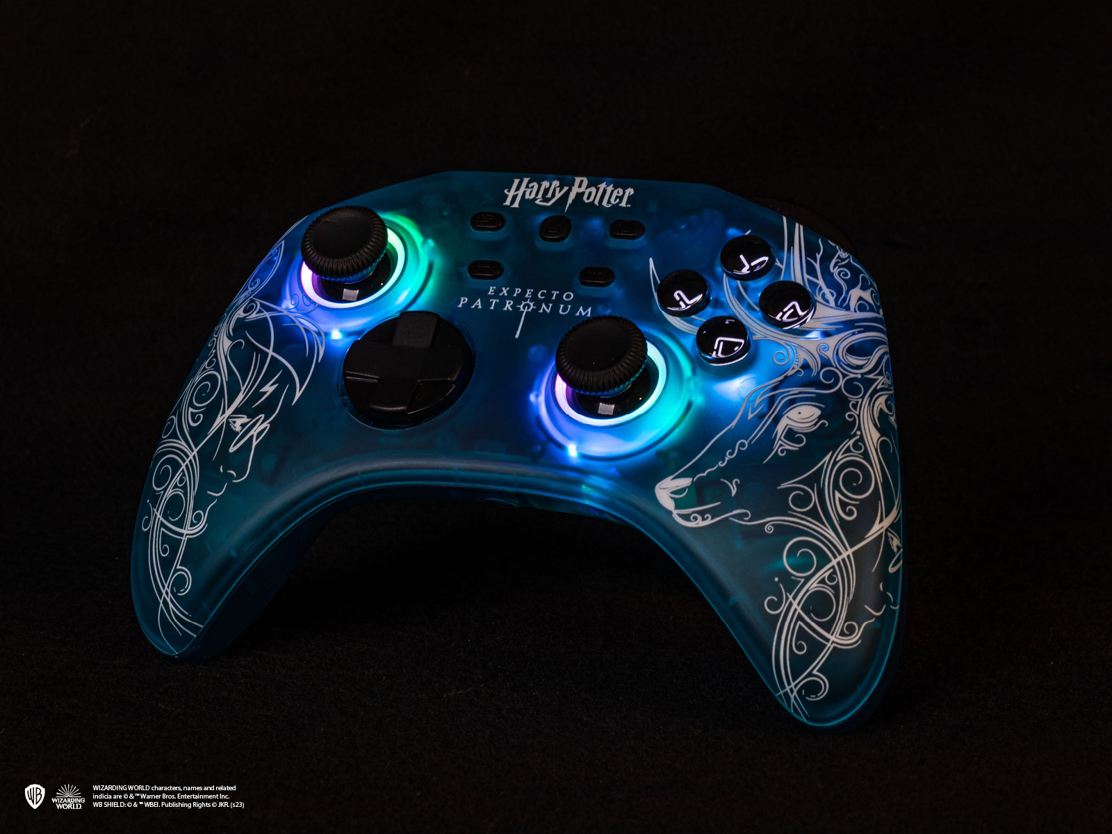 Ein Harry-Potter-Spielecontroller mit blauem und weißem Design. Der Text 'EXPECTO PATRONUM' ist sichtbar.