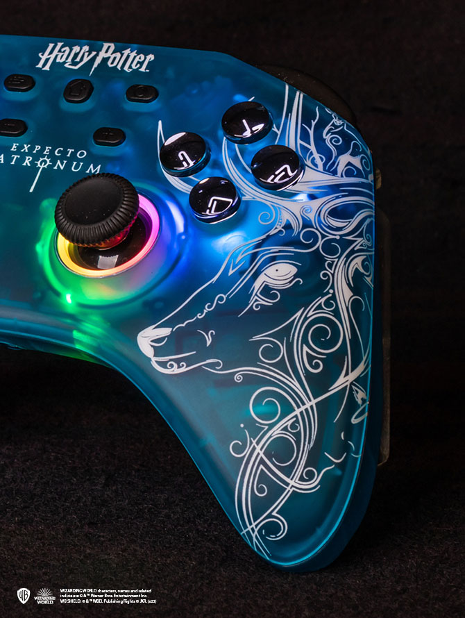Ein blauer Harry-Potter-Controller mit einem Hirsch-Design.