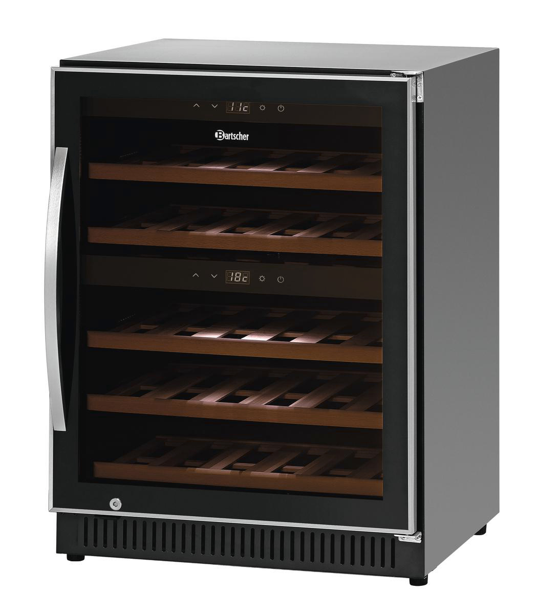 Ein Weinkühler mit Glastür. Er hat Holzregale im Inneren, eine Digitalanzeige und einen Metallgriff.