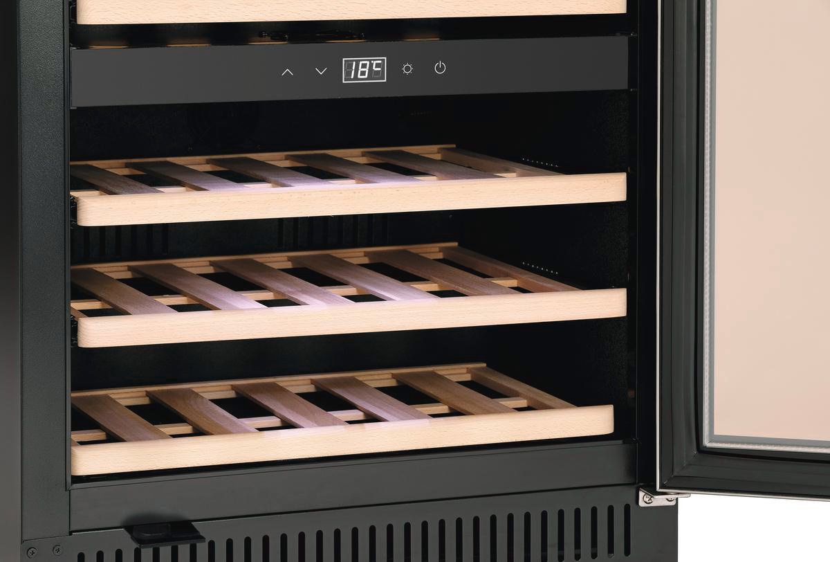 Nahaufnahme eines Weinkühlers. Er hat Holzregale, eine digitale Temperaturanzeige mit 18 °F und ein schwarzes Äußeres.
