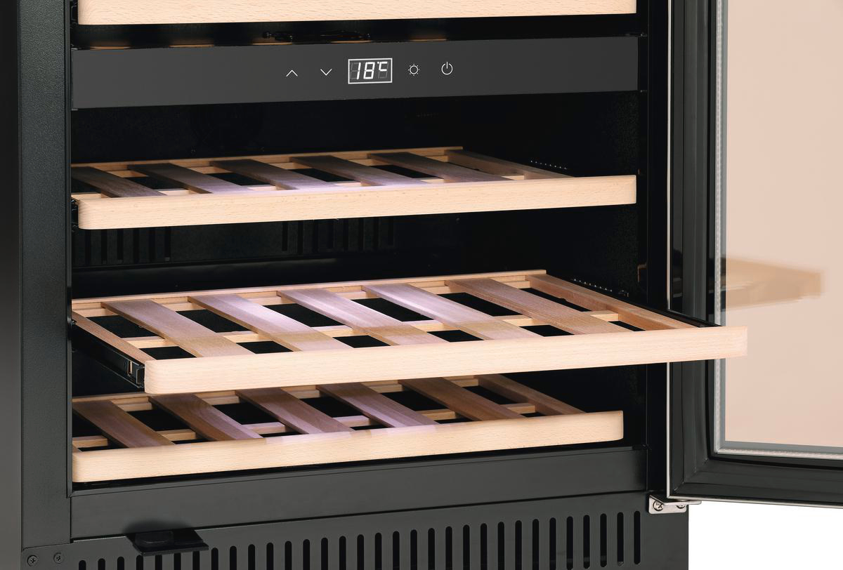 Im Weinkühler: Holzregale, Digitalanzeige mit 18°F, schwarzer Innenraum und eine Glastür auf der rechten Seite.