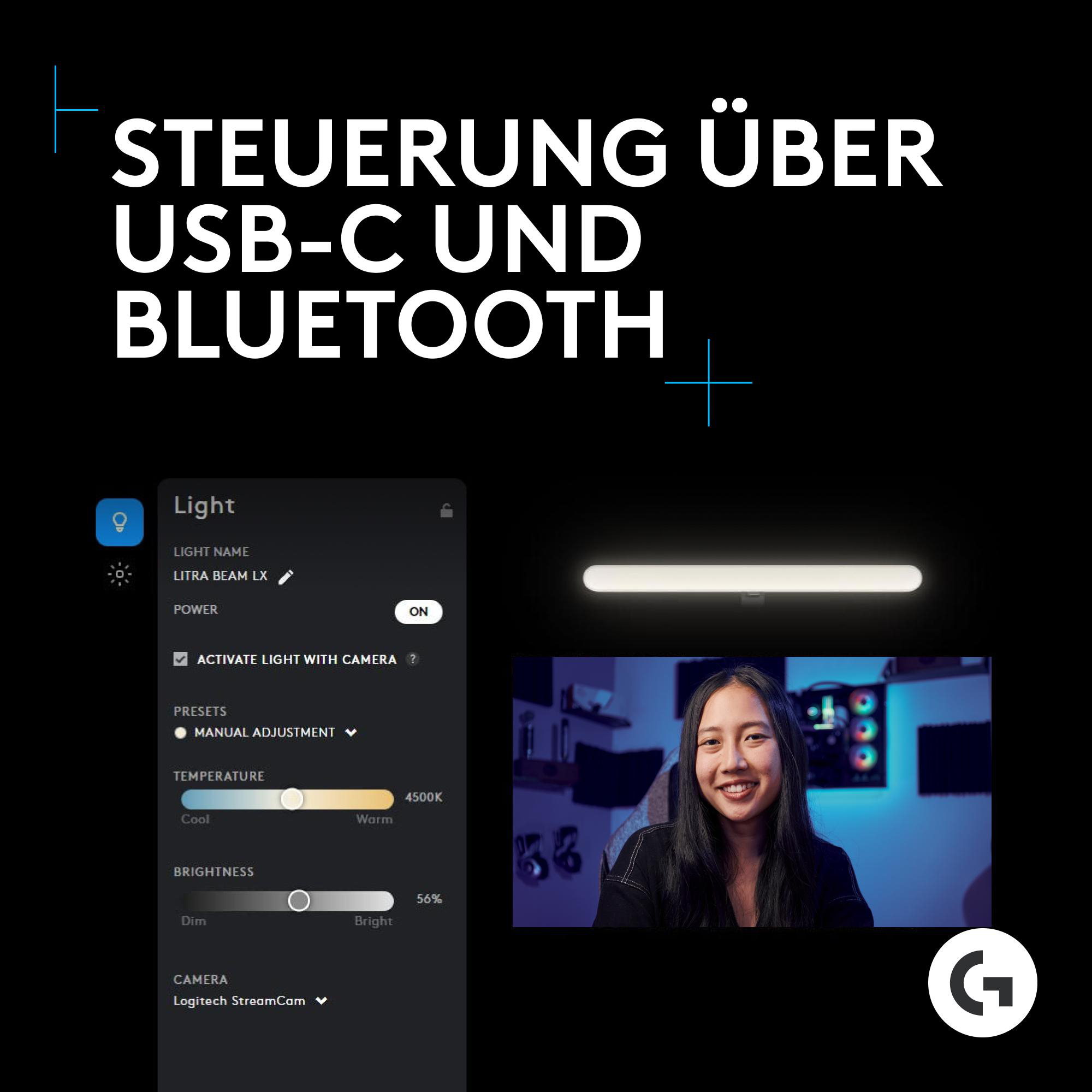 Lächelnde Frau, mit Licht und Bedienfeld, zeigt Lichteinstellungen. Schwarzer Hintergrund.