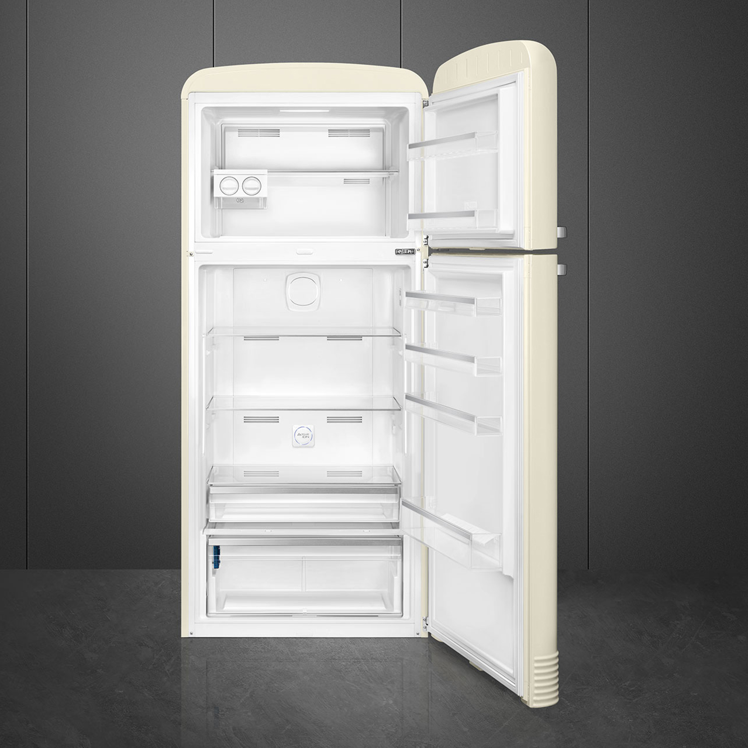Frigorifero retrò beige con porta aperta, che mostra ripiani e cassetti interni.