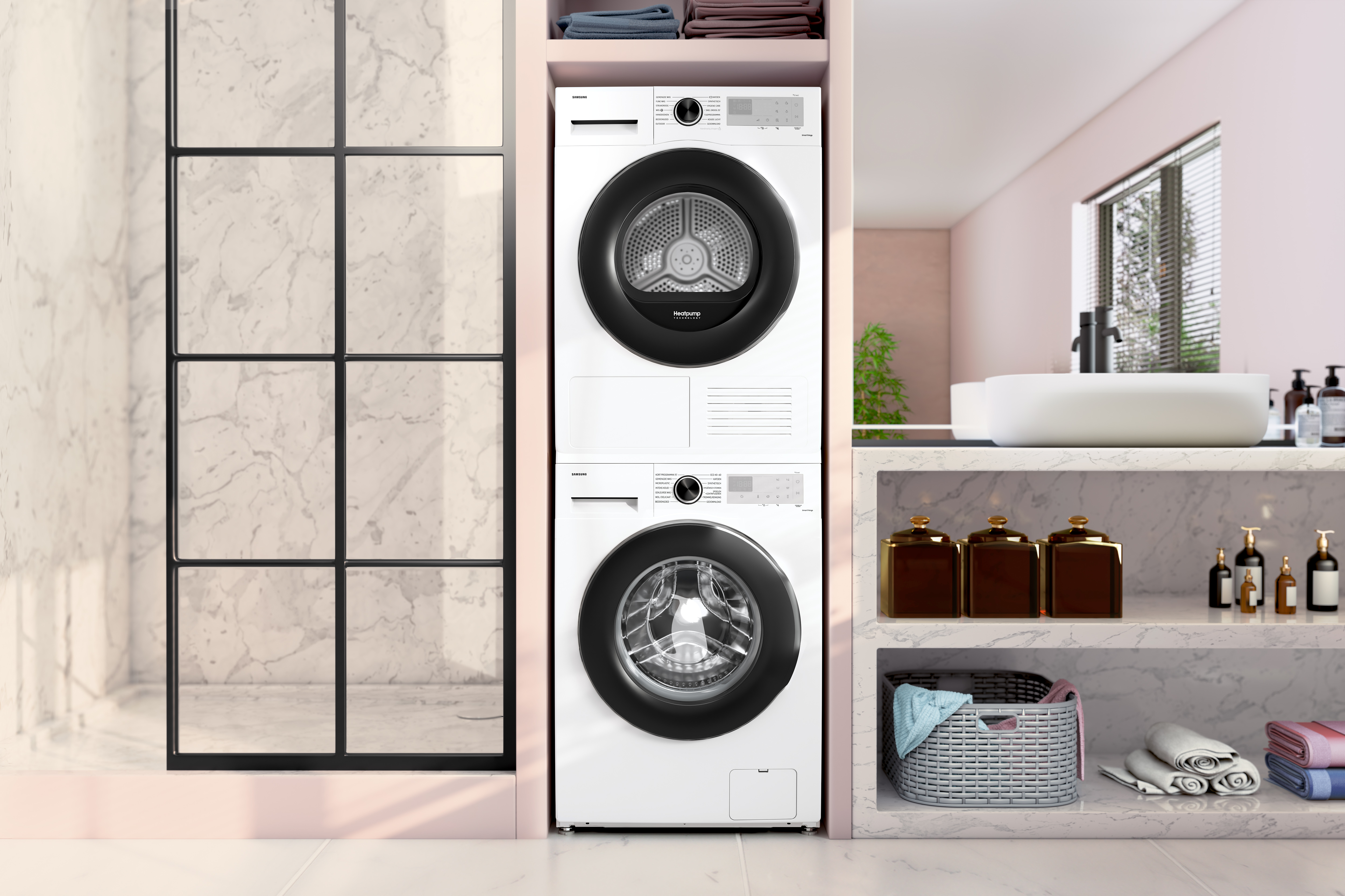 Badkamerinterieur met wasmachine en droger op elkaar, marmeren muur en raam.