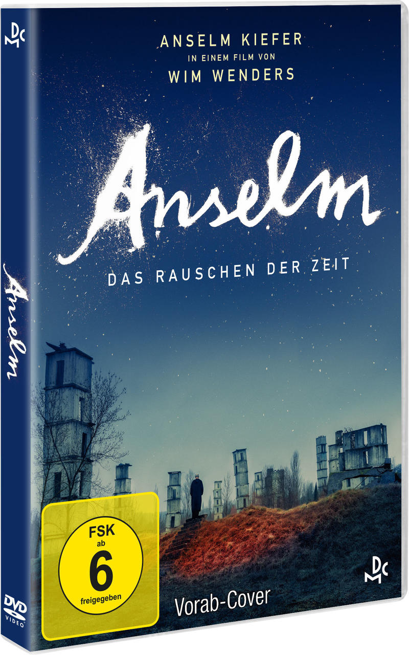 DVD-Cover des Films Anselm. Ein Mann steht vor hohen Strukturen unter sternenklarem Himmel.