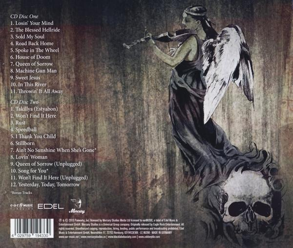 Ein Engel spielt Violine vor einem Totenkopf und einer Liste von CD-Titeln.