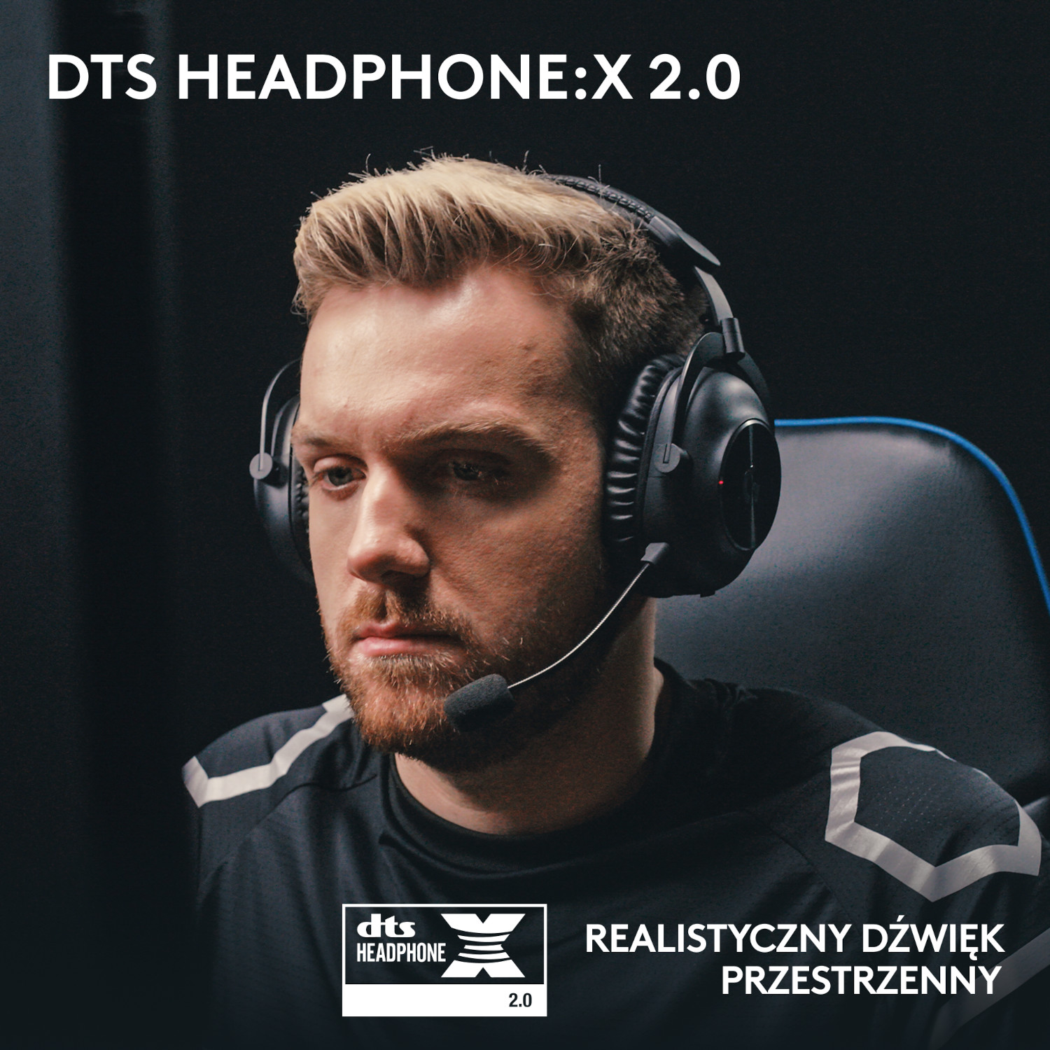 Mężczyzna w słuchawkach z mikrofonem, z tekstem 'DTS HEADPHONE:X 2.0' i logo.