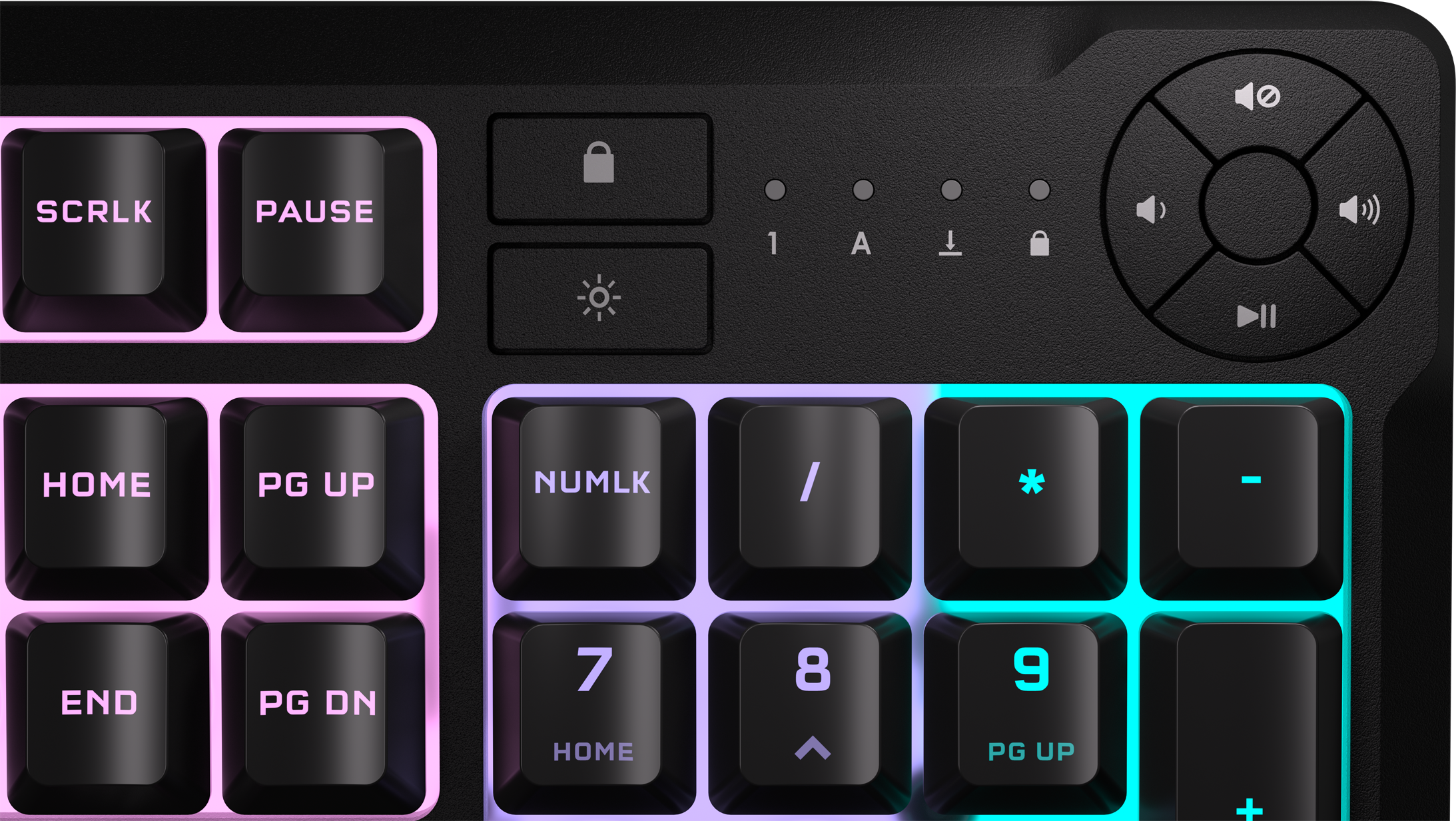 Tastiera, primo piano del tastierino numerico e dei tasti funzione con retroilluminazione colorata.