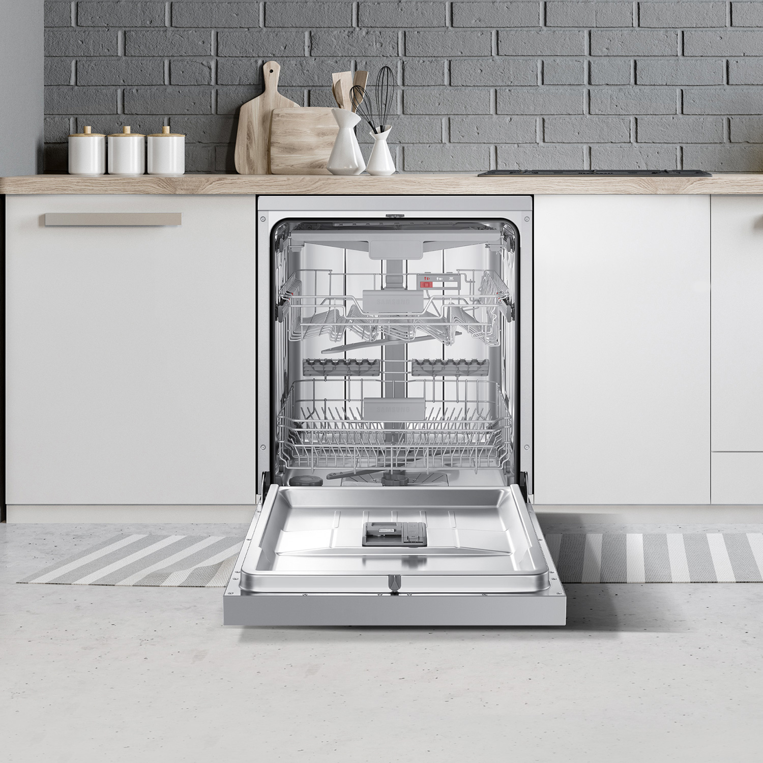 Lavastoviglie aperta in una cucina. Mobili bianchi, muro di mattoni grigi e tappeto a righe.