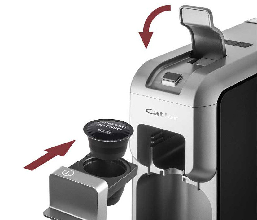Ekspres do kawy, wkładanie kapsułki z kawą. Marka Catler, srebrny i czarny.