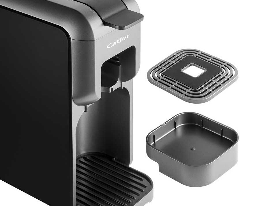 Szara i czarna maszyna do kawy z odłączonymi częściami na białym tle.