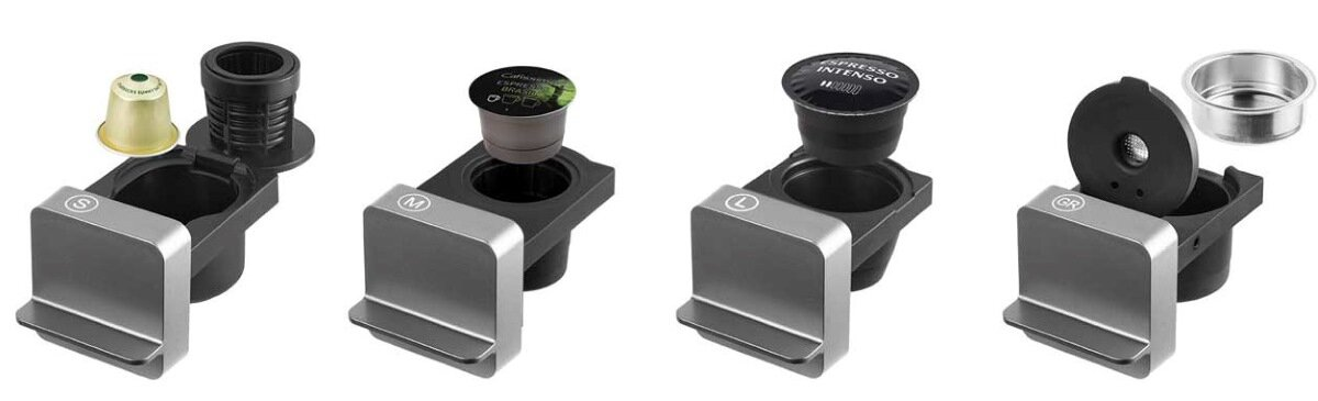 Cztery uchwyty na kapsułki do kawy z różnymi kapsułkami i metalowym filtrem. Srebrny i czarny.