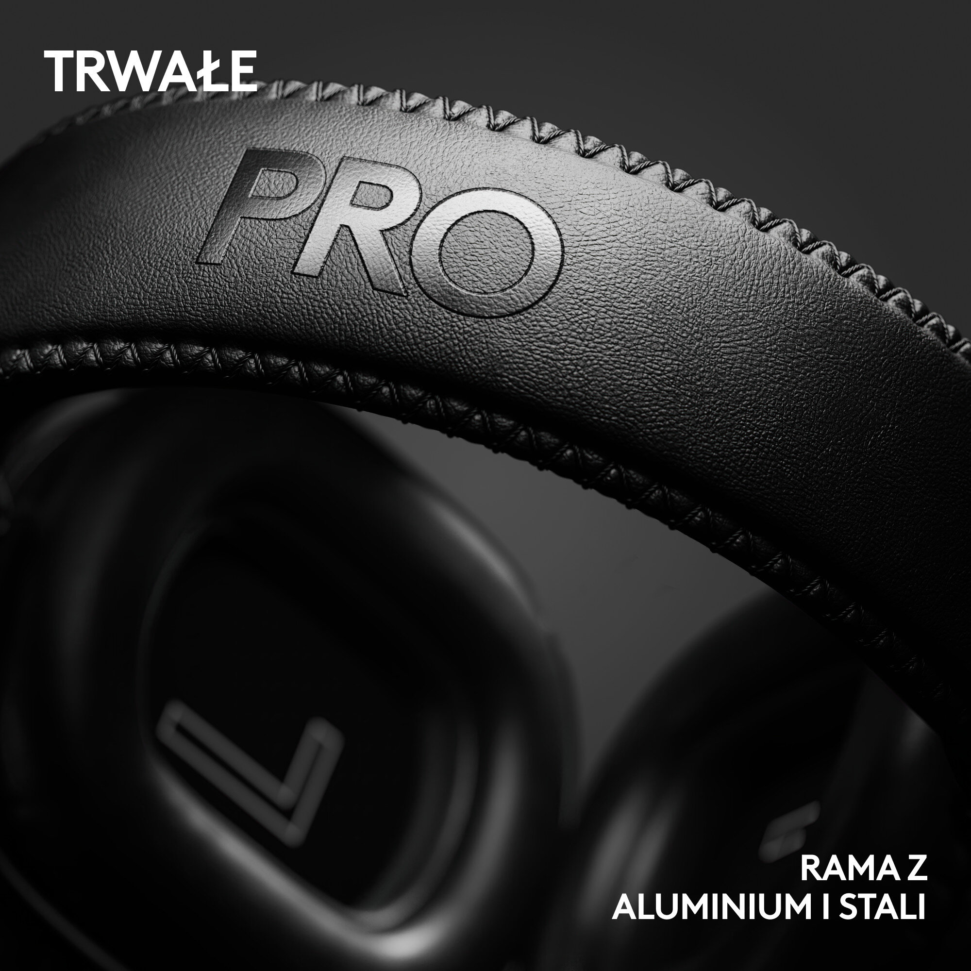 Czarne słuchawki z napisem 'PRO' na pałąku, zbliżenie.