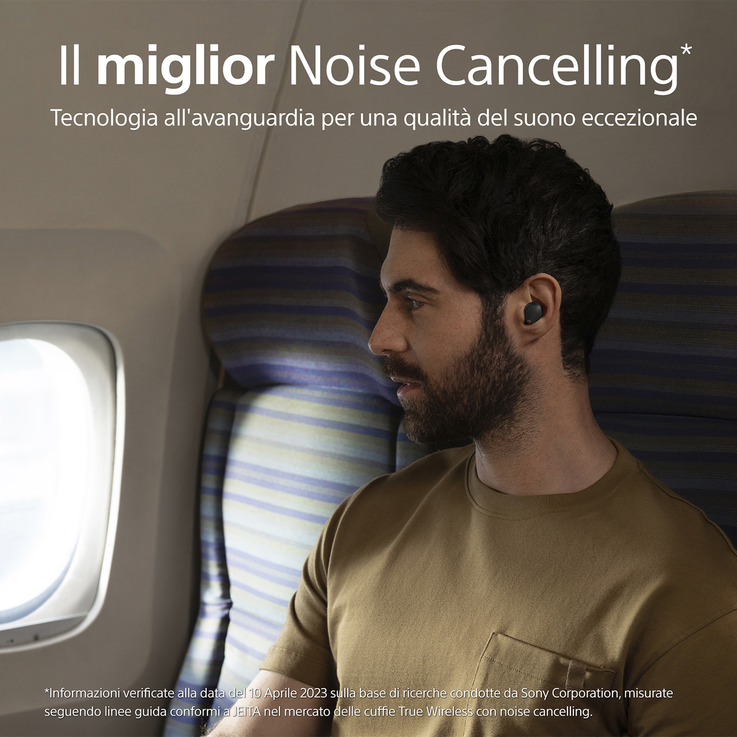 Uomo con auricolari su un aereo, con testo sulla tecnologia di cancellazione del rumore.