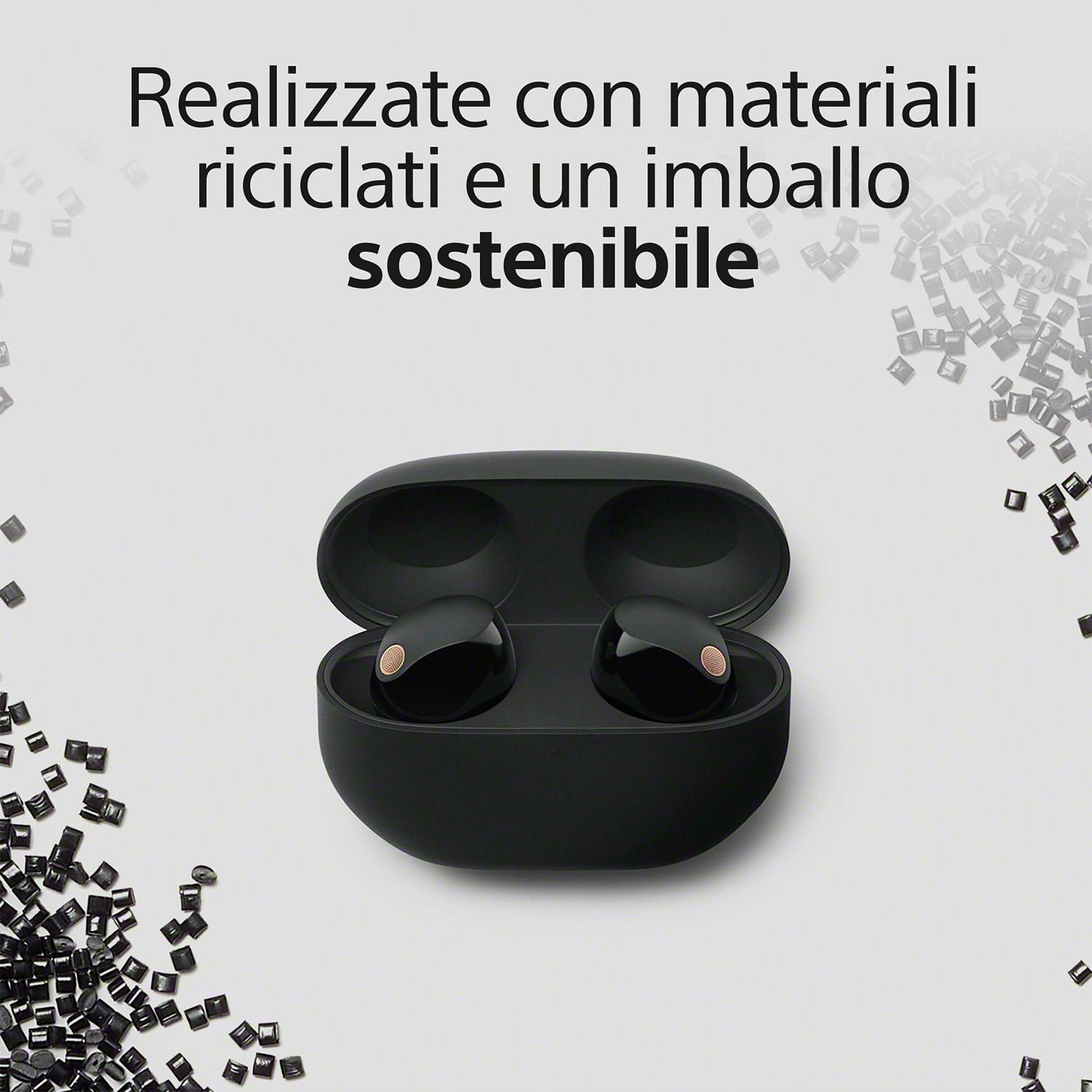 Auricolari wireless neri in un astuccio nero. Il testo dice: 'Realizzato con materiali riciclati e imballaggi sostenibili'.