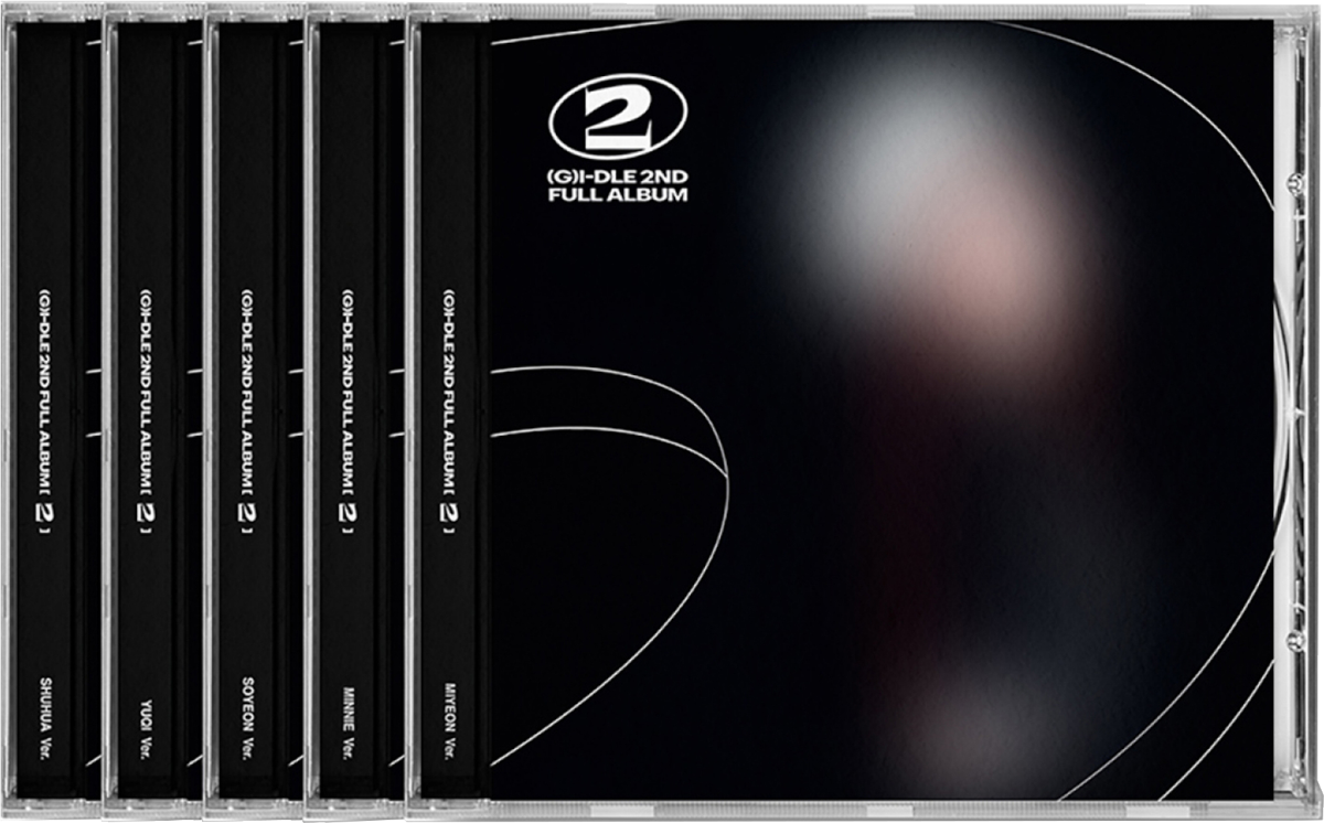 CD-tokok, fekete szöveggel, sorba rendezve. A szöveg: '(G)I-DLE 2ND FULL ALBUM'.