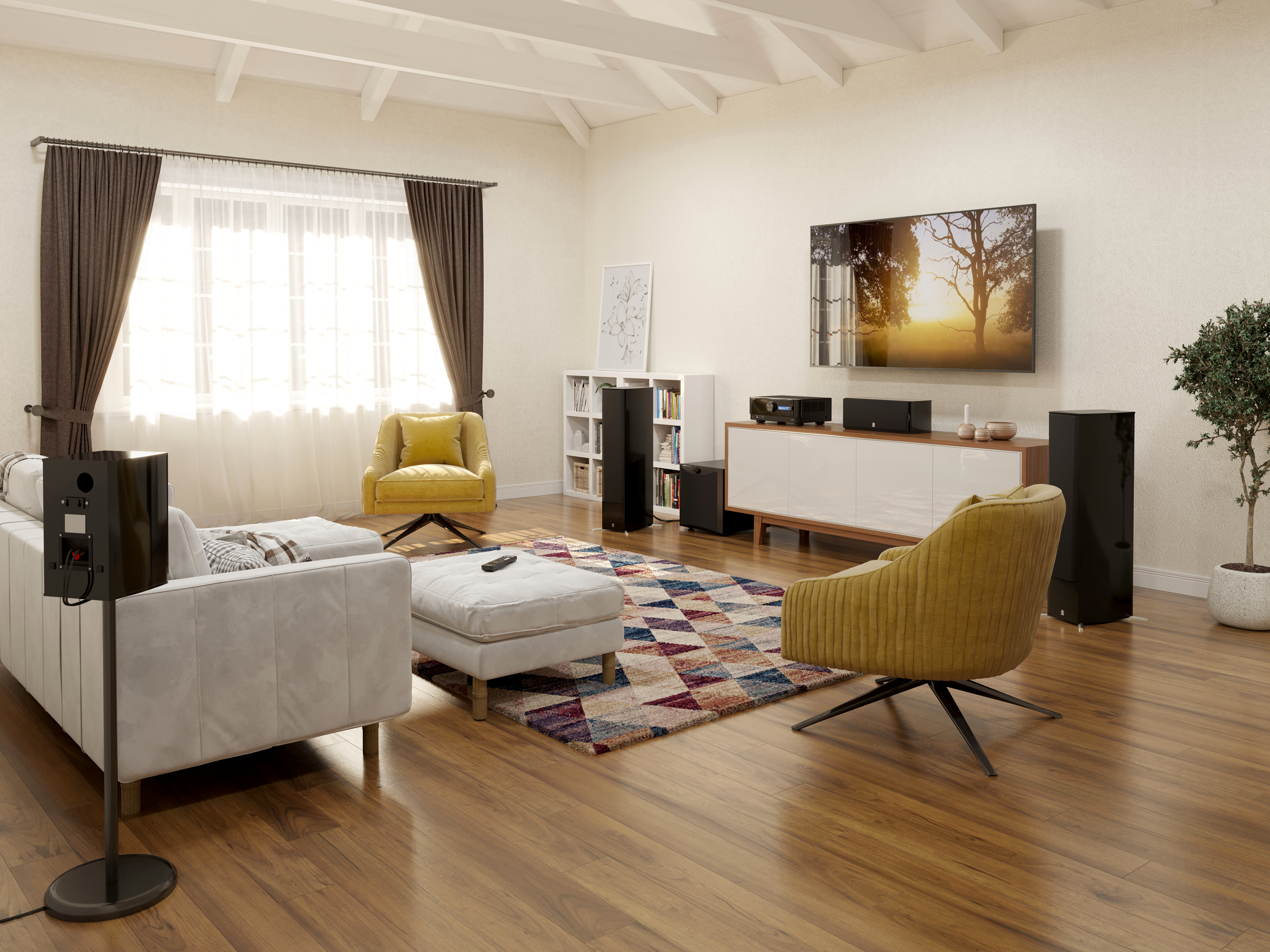 Wohnzimmer mit weißem Sofa, Fernseher und Lautsprechern.