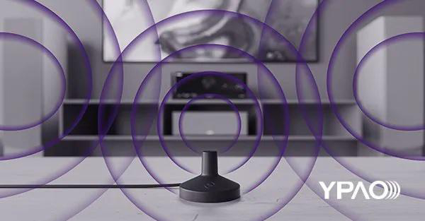 Eine Antenne, die violette Schallwellen in einem Raum mit TV und Lautsprechern aussendet.