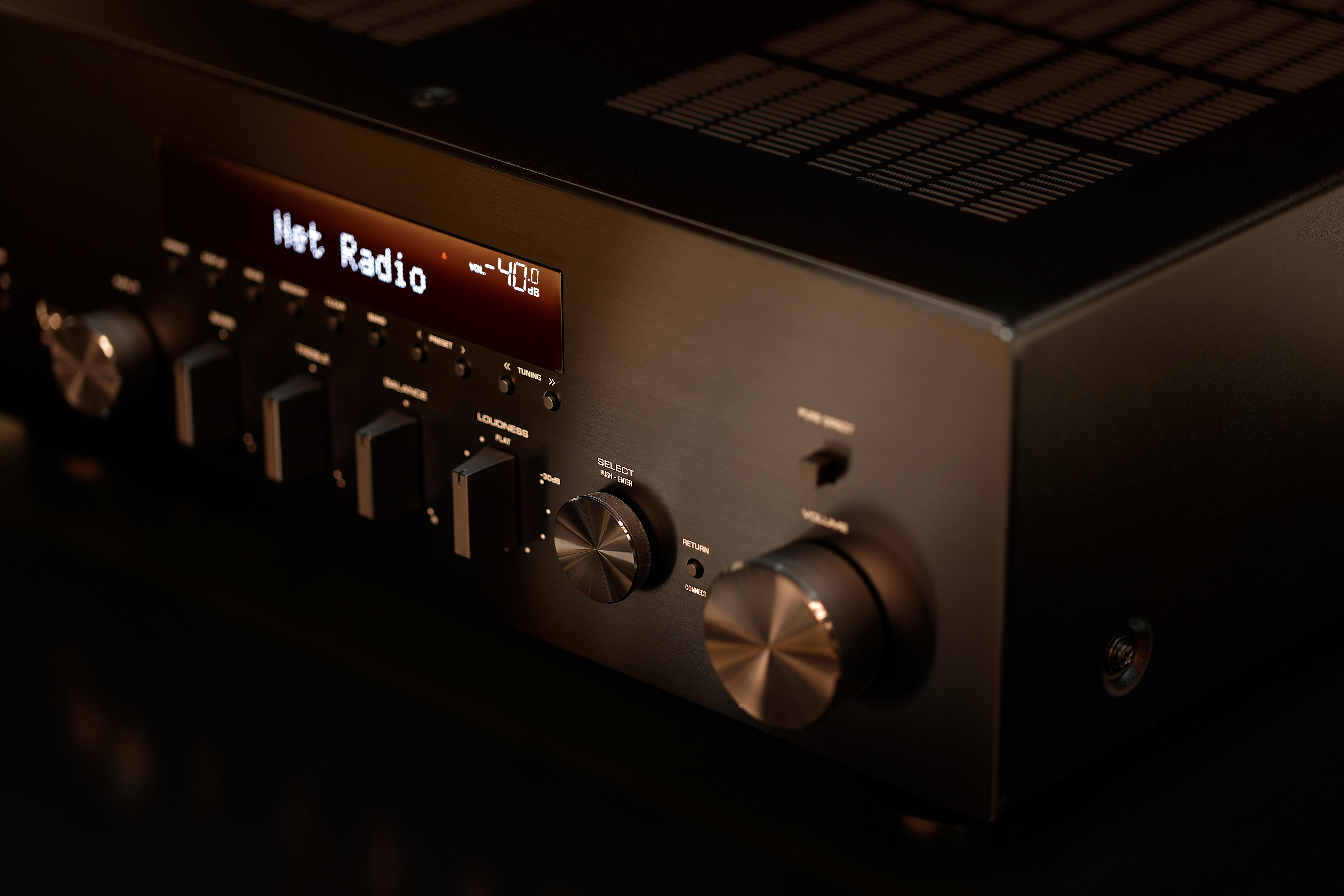 Schwarzer Stereo-Receiver mit Knöpfen, Drehreglern und einem Display mit 'Net Radio'.