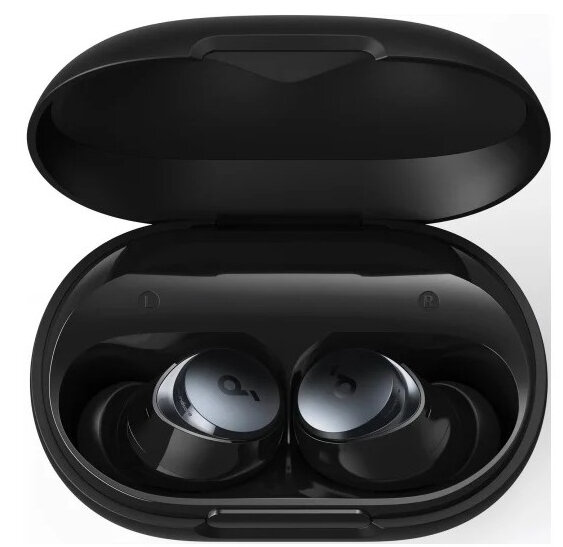Czarne bezprzewodowe słuchawki w etui ładującym. Etui otwarte, widoczne wnętrze słuchawek.