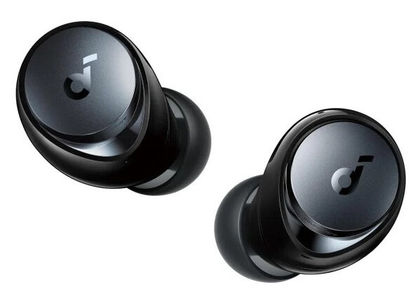 Dwa czarne słuchawki Anker Soundcore z etui ładującym na białej powierzchni.