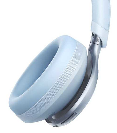 Jasnoniebieskie i srebrne słuchawki nauszne, na białym tle.