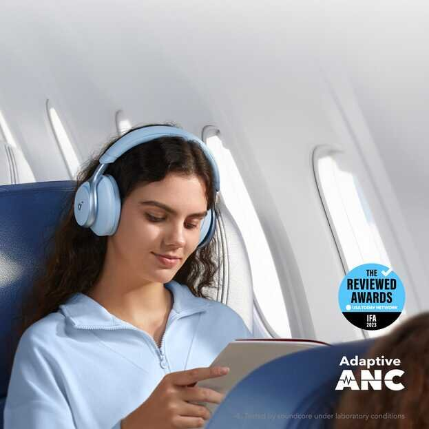 Kobieta w niebieskich słuchawkach w samolocie, czyta książkę. Odznaka 'IFA 2023'.