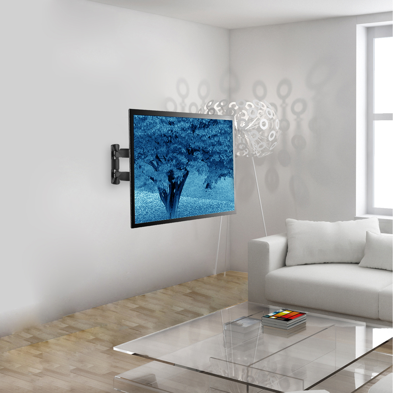 Een tv aan de muur, met een blauw getinte boomscène, in een woonkamer.