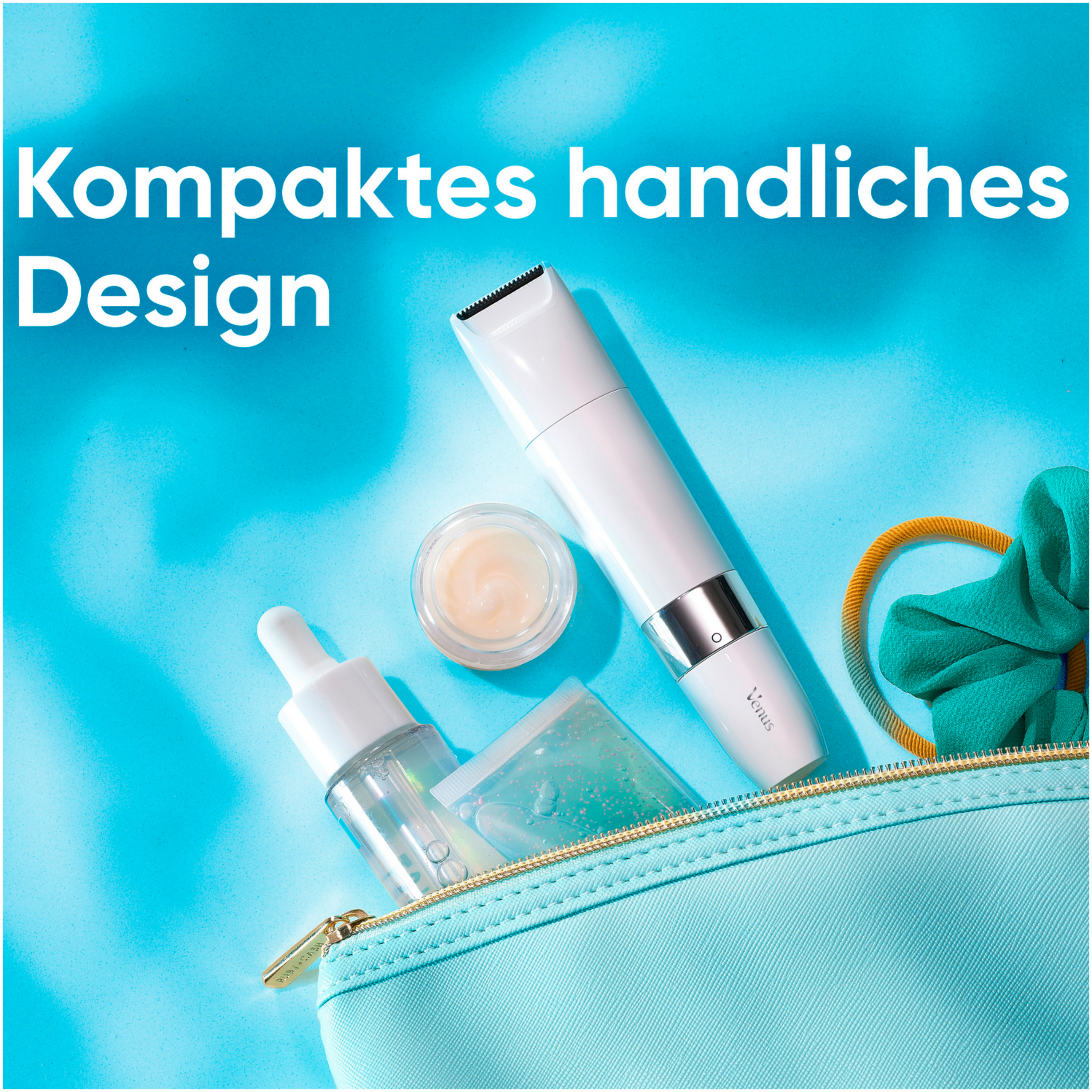 Kosmetikartikel in einer hellblauen Tasche. Enthält einen kleinen weißen Rasierer, einen Cremetiegel und eine Serumflasche.