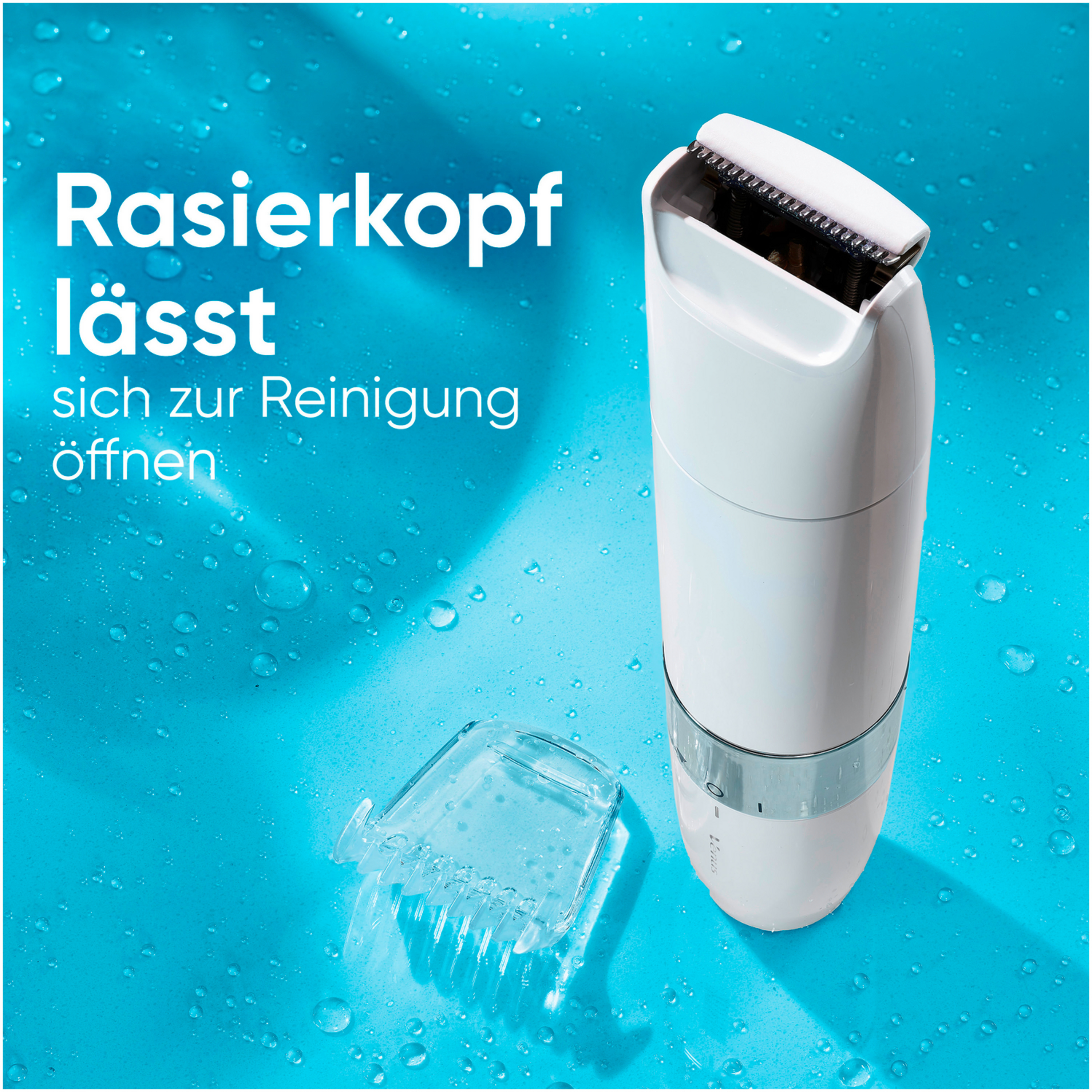 Weißer und blauer Rasierer mit deutschem Text auf blauem Hintergrund mit Wassertropfen.