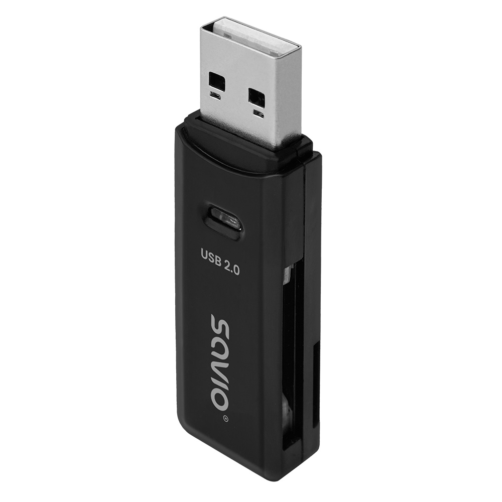 Fekete Savio USB 2.0 kártyaolvasó USB csatlakozóval, közeli szögből.