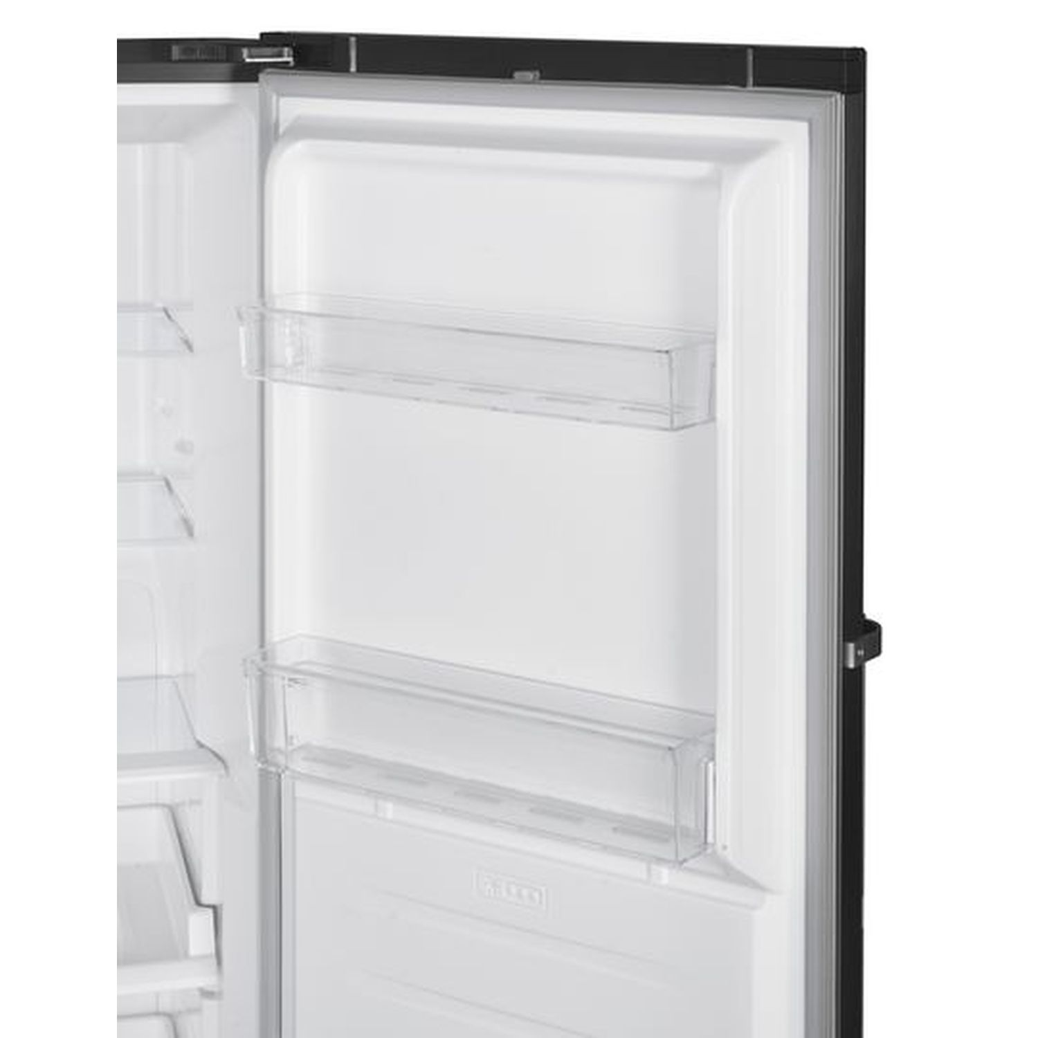 Porte de réfrigérateur blanche ouverte. La porte a des étagères. Le fond est blanc.