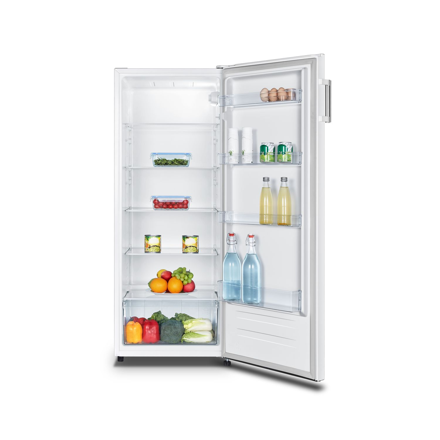 Réfrigérateur blanc avec la porte ouverte, montrant des étagères avec de la nourriture et des bouteilles.