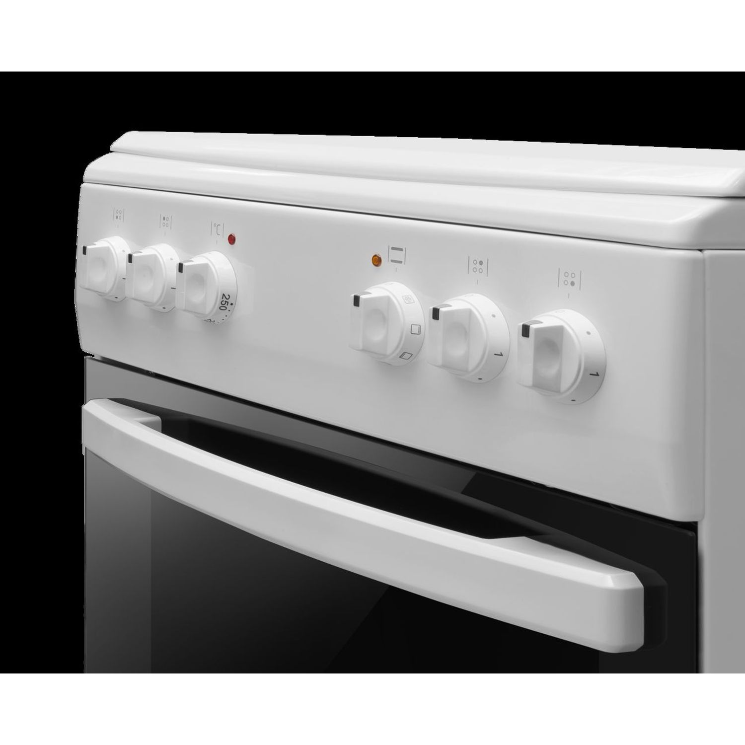 Gros plan sur une cuisinière blanche. Les boutons de réglage de la température sont visibles.