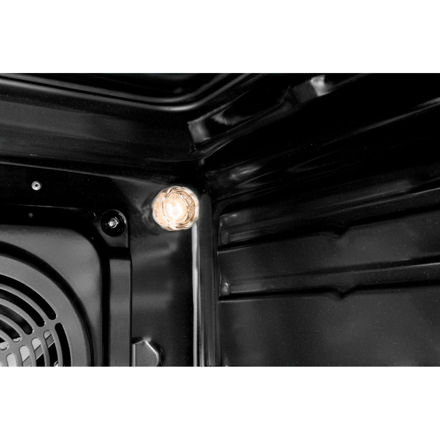 Intérieur du four avec une ampoule. Intérieur noir avec un petit luminaire.
