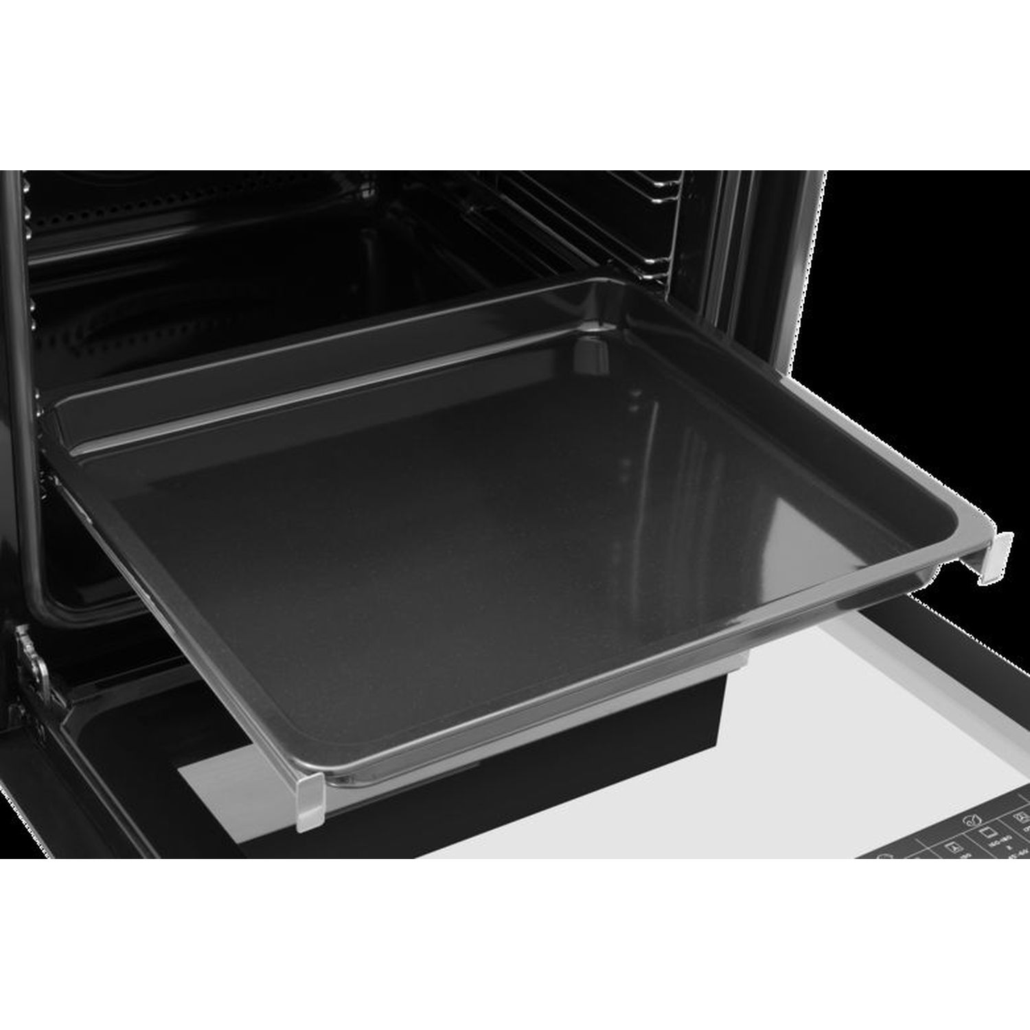 Oveninterieur met zwarte bakplaat op een schuifrek.