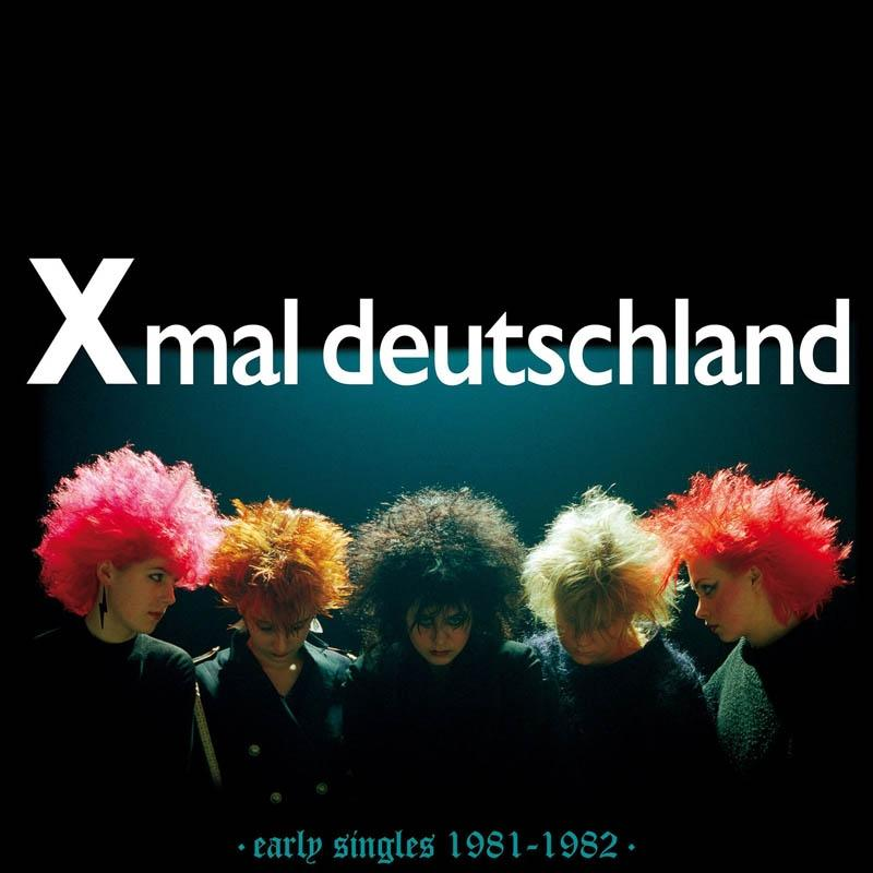 Albumcover einer Band. Fünf Frauen mit bunten Haaren. Text ist 'Xmal Deutschland'.