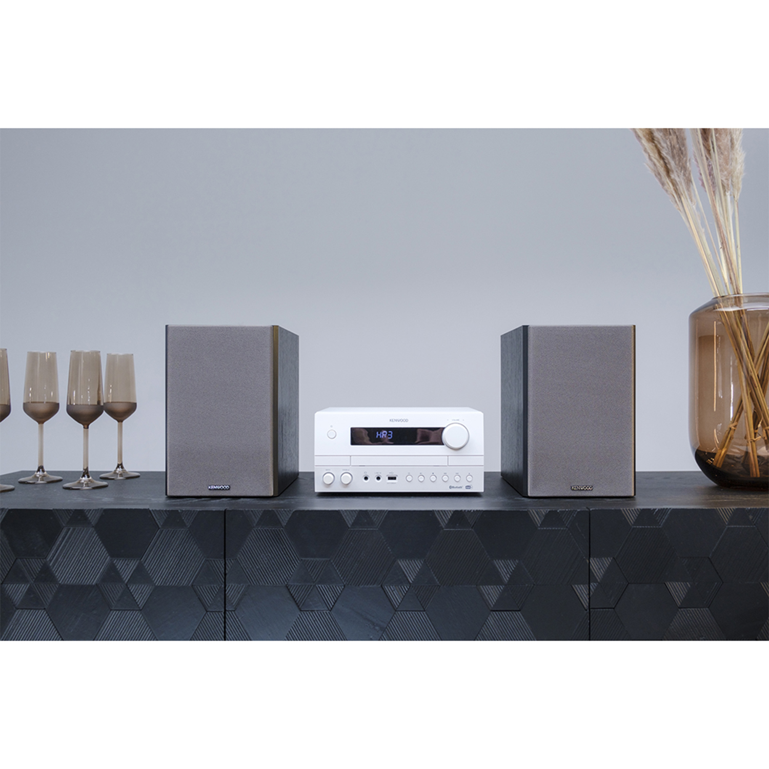 Impianto stereo con altoparlanti. Sfondo bianco.