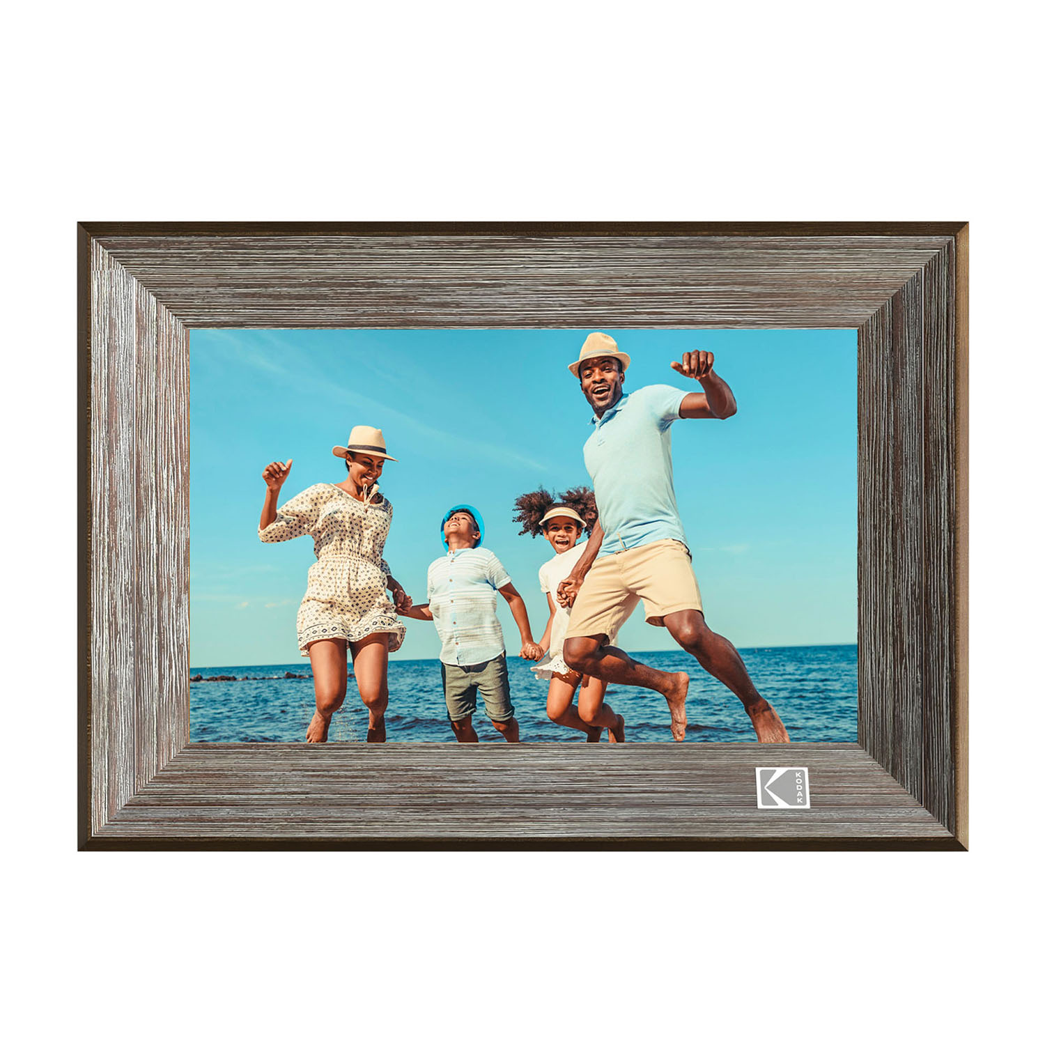 Una famiglia in una foto incorniciata salta in acqua. La cornice è in legno marrone.