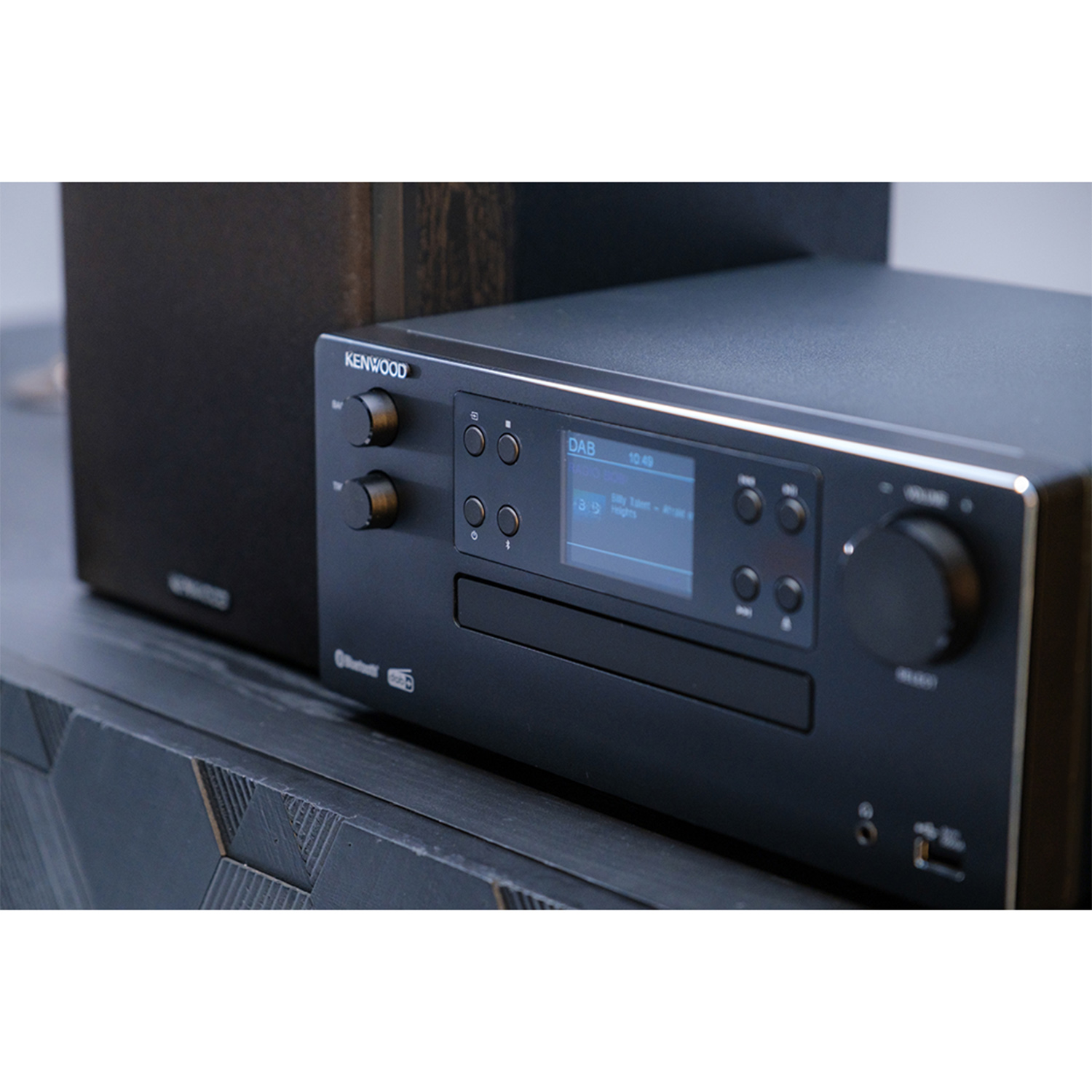 Impianto stereo Kenwood nero con display e altoparlante.