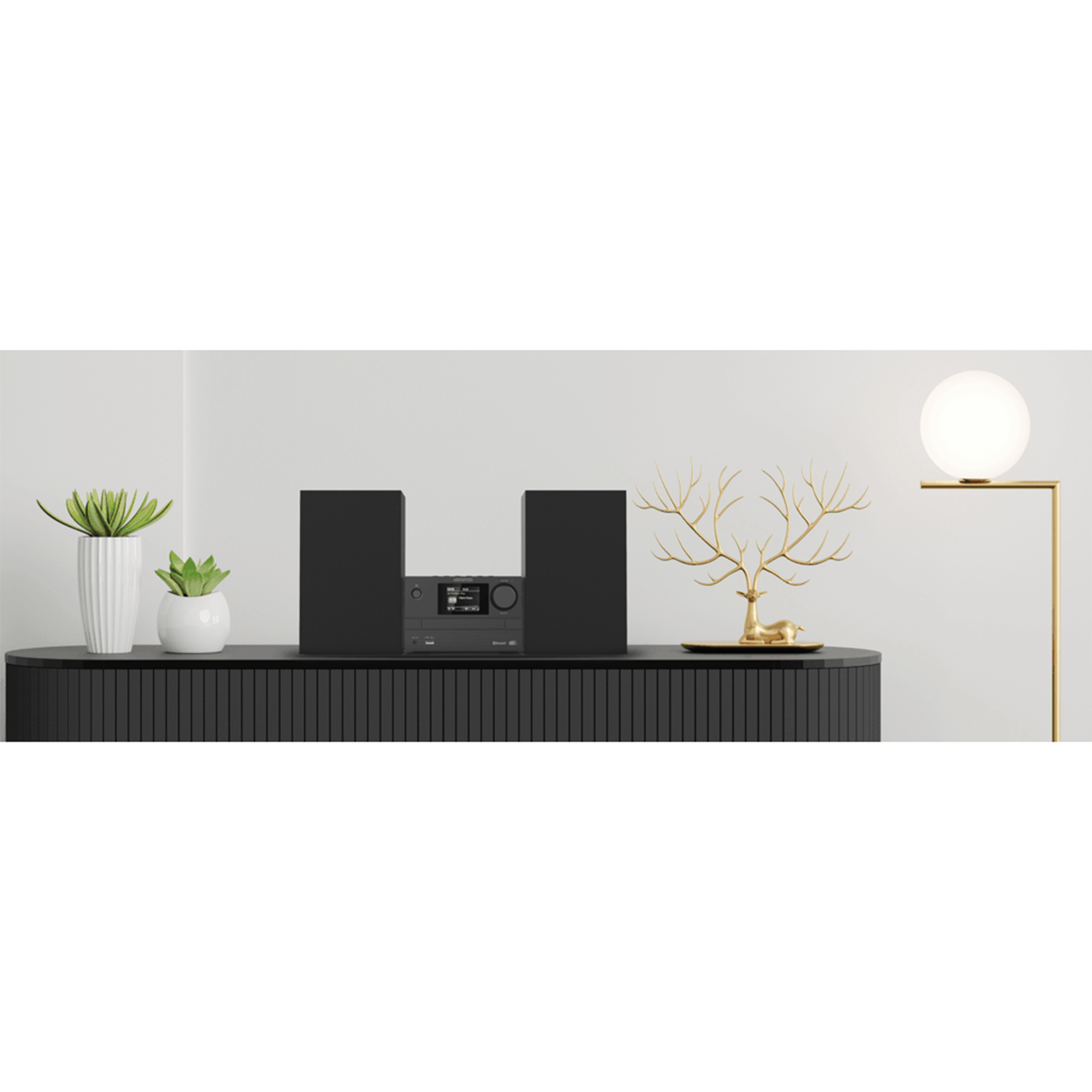 Un moderno sistema audio su un mobile nero. Include altoparlanti, un ricevitore e decorazioni.
