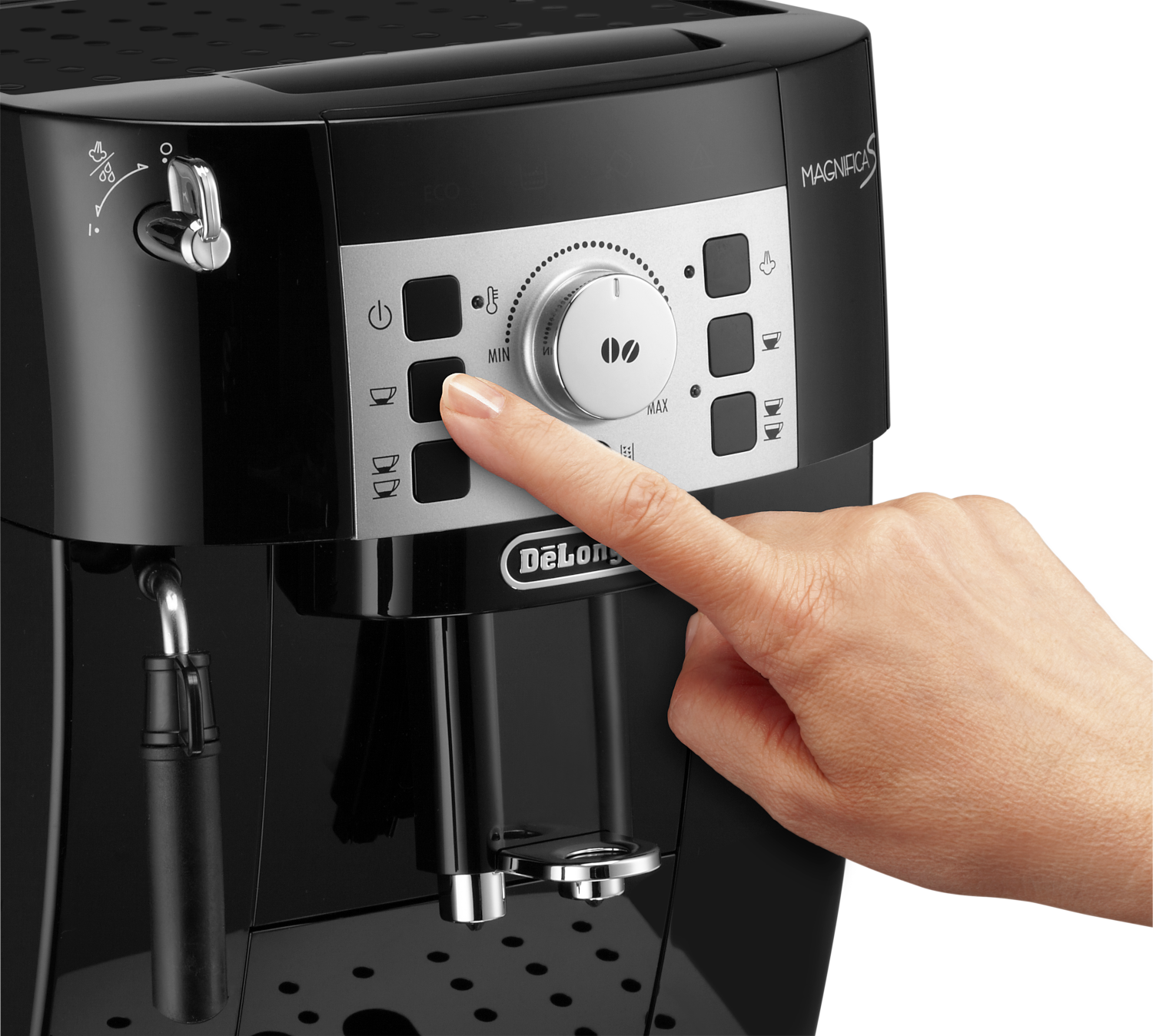 Fekete DeLonghi kávéfőző, egy kézzel, ami egy gombot nyom meg a csésze méretének kiválasztásához.