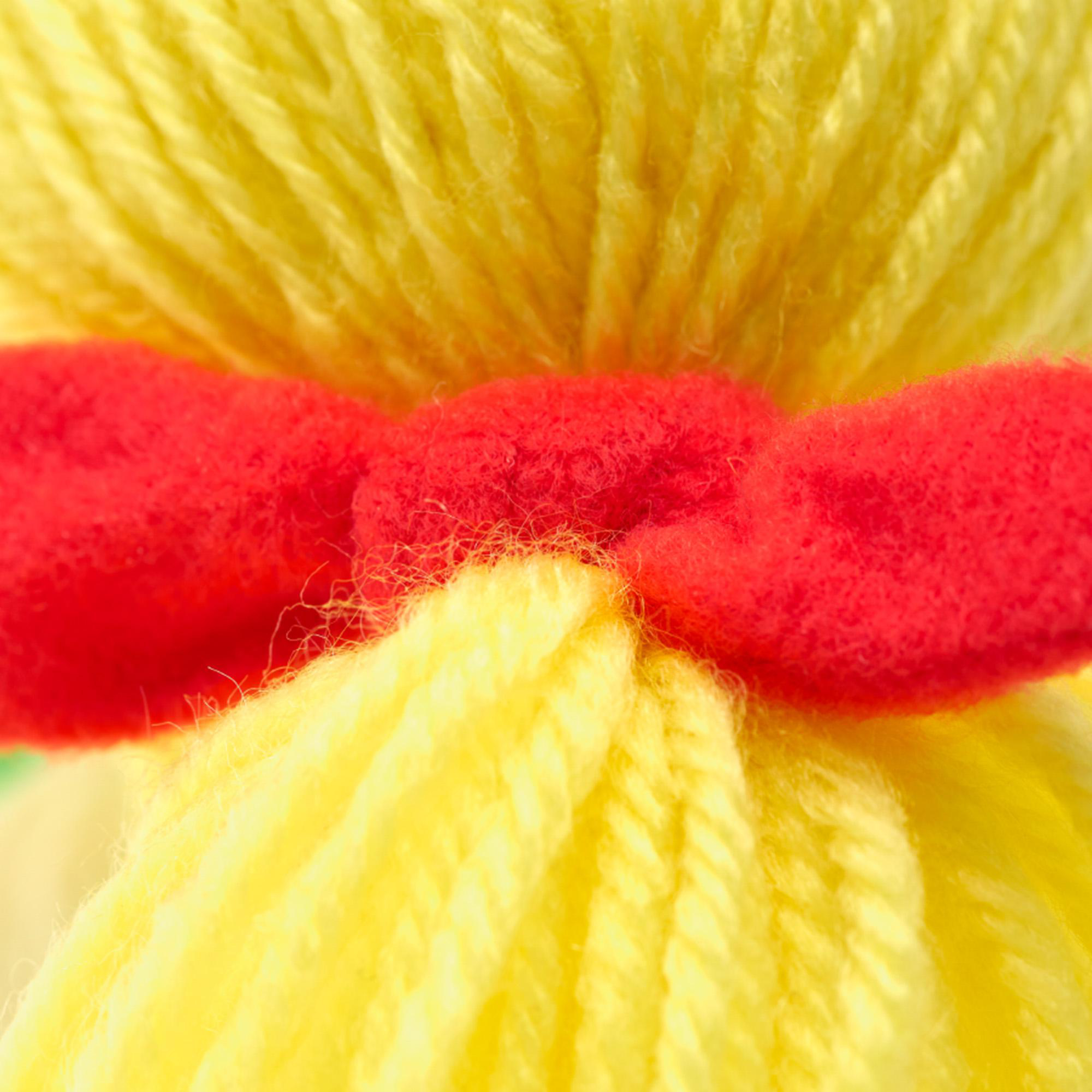 Nahaufnahme von gelbem Garn mit einer roten Schleife darum. Das Garn ist flauschig und strukturiert.