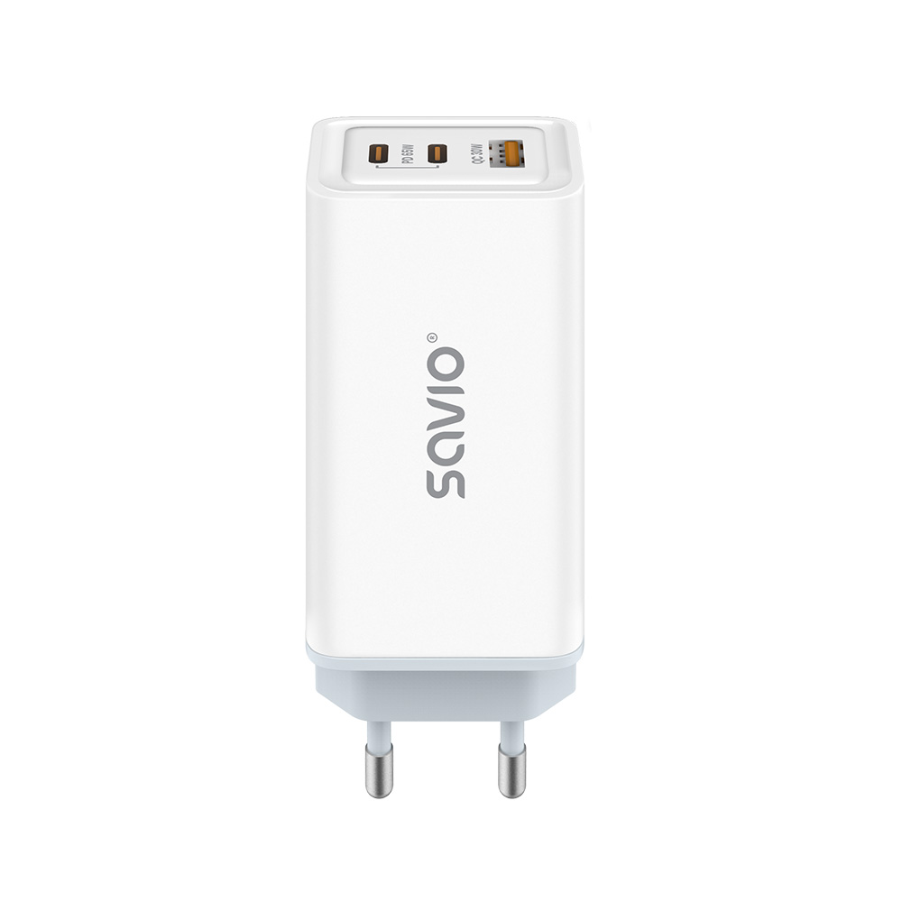Fehér töltő két USB-porttal, a 'SAVIO' márkanévvel az elején.